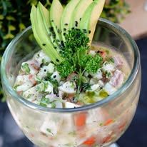 Mariscos con bebida (foto ambiente)